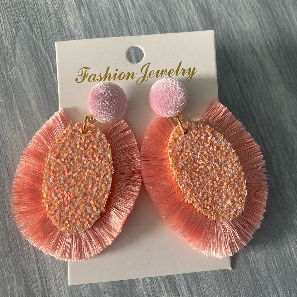 🆕 Pink Fanned Tassel Glitter Drop Earrings - Picture 3 of 8